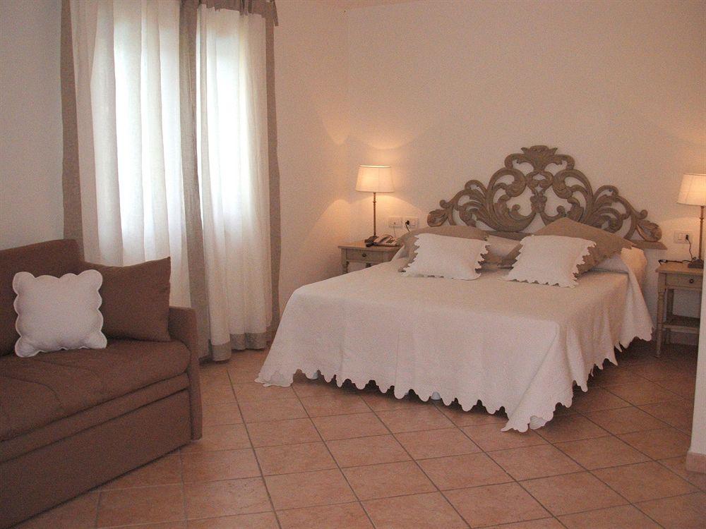 Relais Fenicottero Rosa Guest House Porto Taverna Bagian luar foto