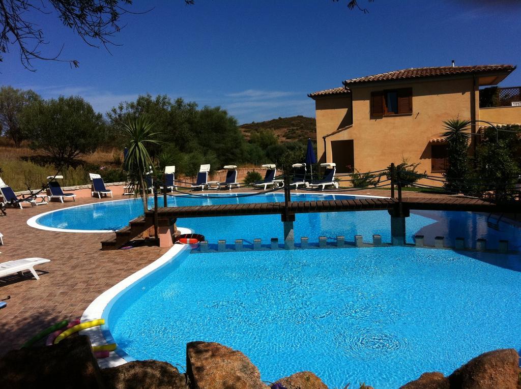 Relais Fenicottero Rosa Guest House Porto Taverna Bagian luar foto