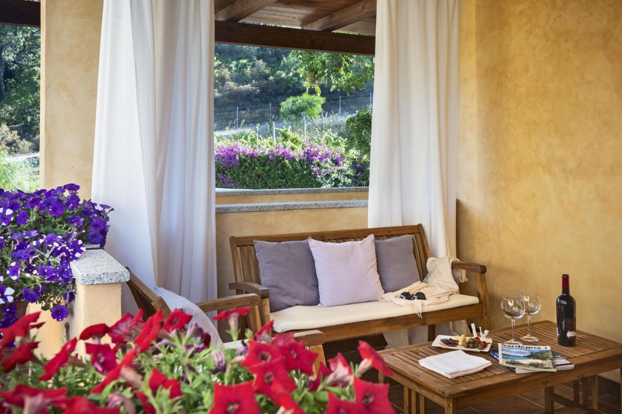 Relais Fenicottero Rosa Guest House Porto Taverna Bagian luar foto