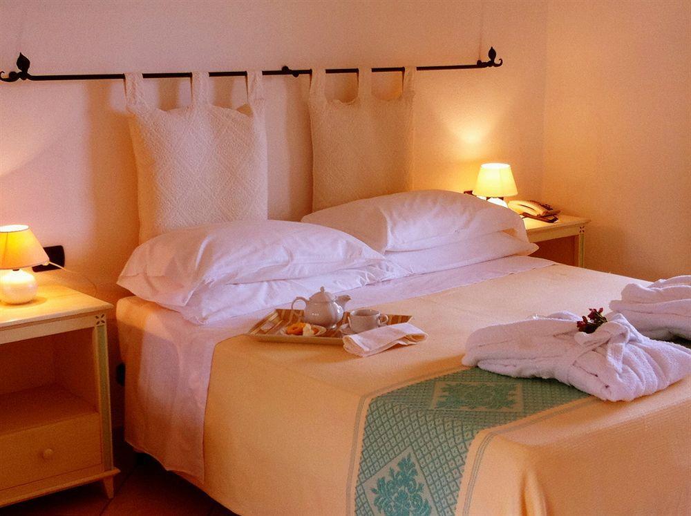 Relais Fenicottero Rosa Guest House Porto Taverna Bagian luar foto