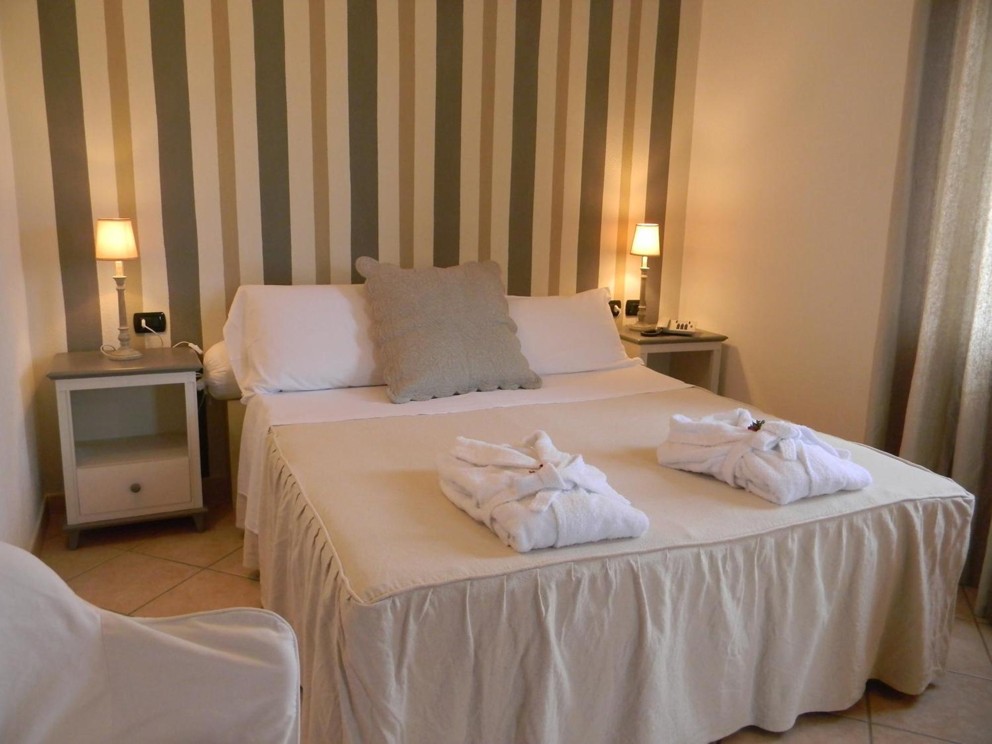 Relais Fenicottero Rosa Guest House Porto Taverna Bagian luar foto