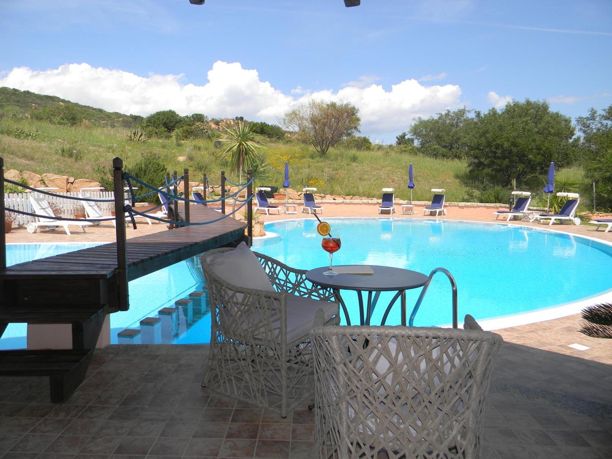 Relais Fenicottero Rosa Guest House Porto Taverna Bagian luar foto