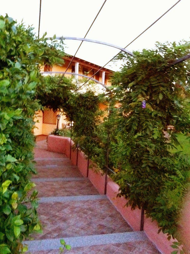 Relais Fenicottero Rosa Guest House Porto Taverna Bagian luar foto