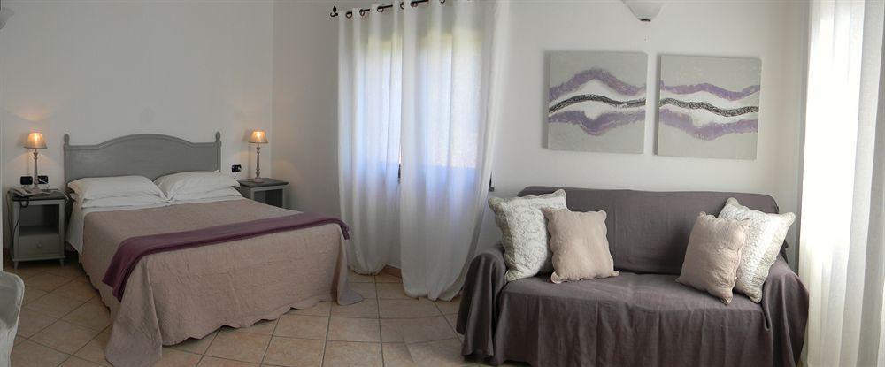 Relais Fenicottero Rosa Guest House Porto Taverna Bagian luar foto