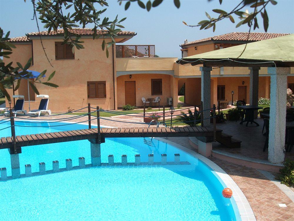 Relais Fenicottero Rosa Guest House Porto Taverna Bagian luar foto