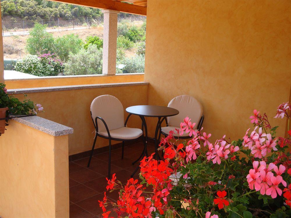 Relais Fenicottero Rosa Guest House Porto Taverna Bagian luar foto