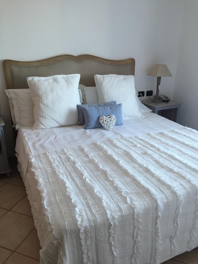 Relais Fenicottero Rosa Guest House Porto Taverna Bagian luar foto