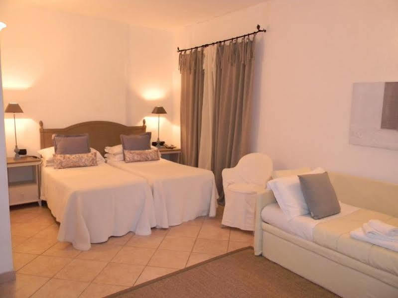 Relais Fenicottero Rosa Guest House Porto Taverna Bagian luar foto