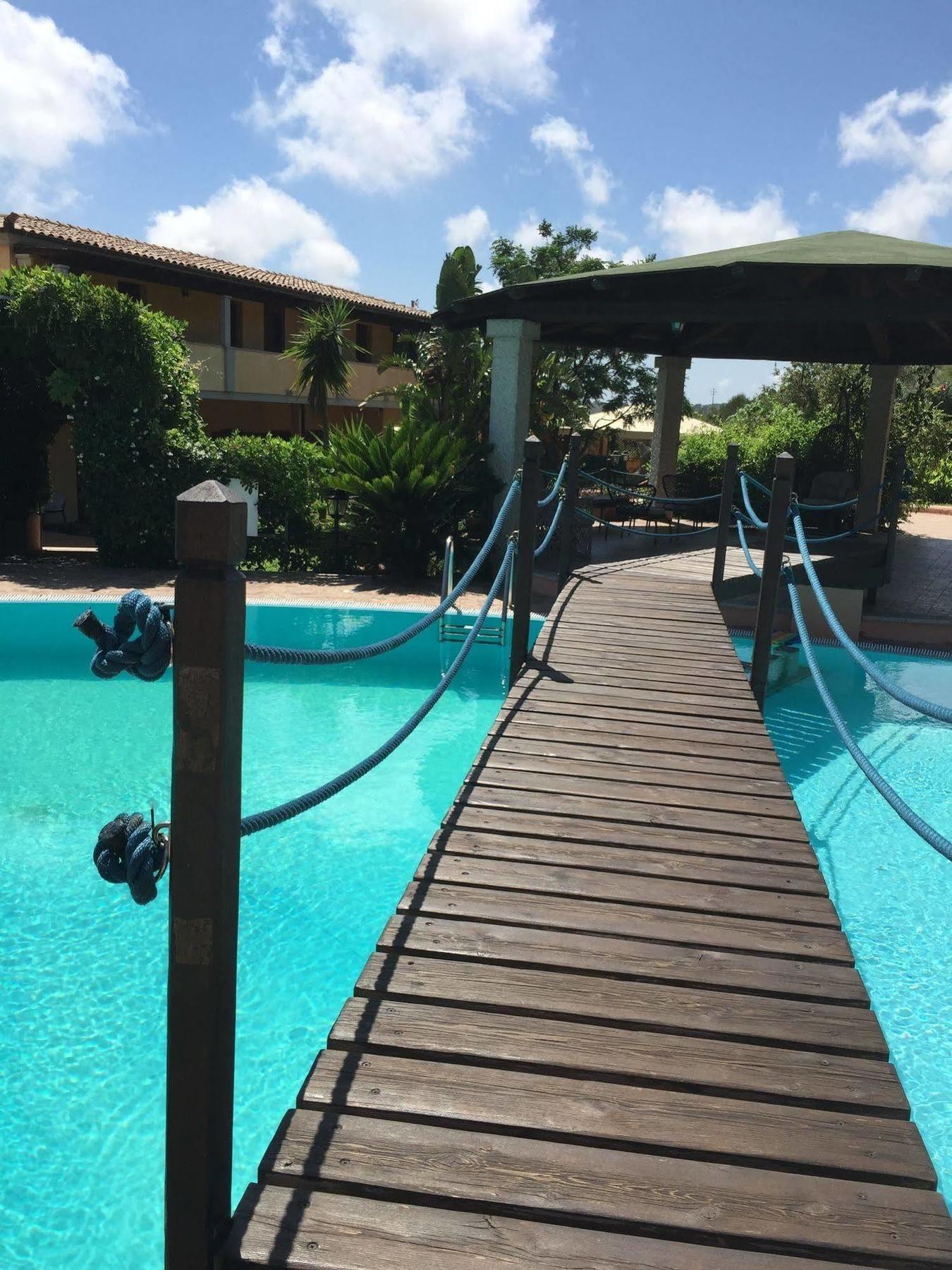 Relais Fenicottero Rosa Guest House Porto Taverna Bagian luar foto