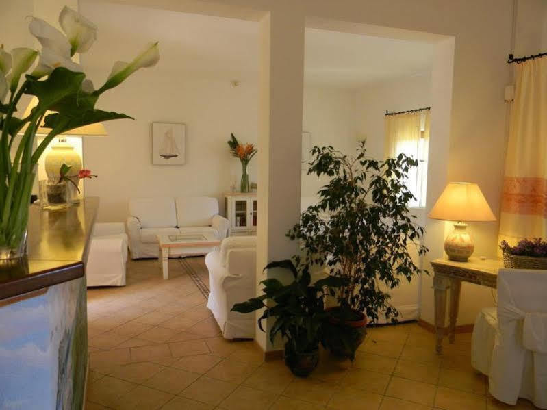 Relais Fenicottero Rosa Guest House Porto Taverna Bagian luar foto