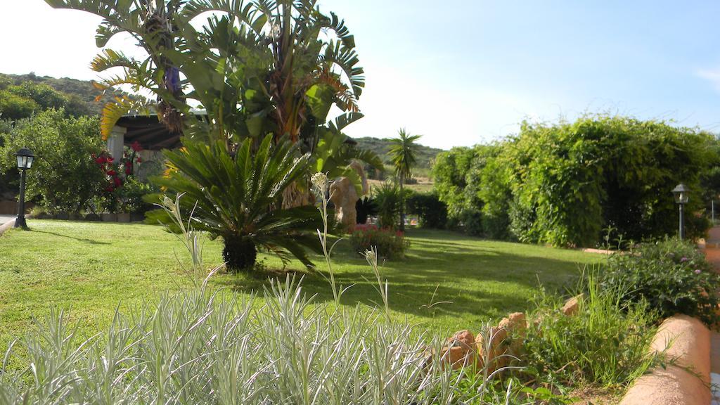 Relais Fenicottero Rosa Guest House Porto Taverna Bagian luar foto