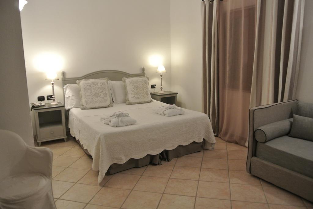 Relais Fenicottero Rosa Guest House Porto Taverna Bagian luar foto